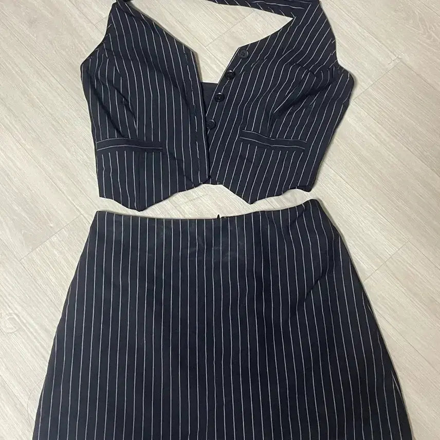 [BUNJANG] Faded Jade Classy Halterneck Stripe Vest Set / 페일제이드 클래시 홀터넥 스트라이프 베스트 셋업 세트