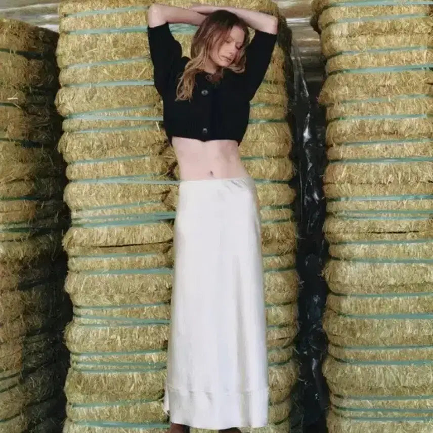[BUNJANG] Parabeng Leaf Satin Skirt Ivory / 파르벵 리프 새틴 스커트 아이보리