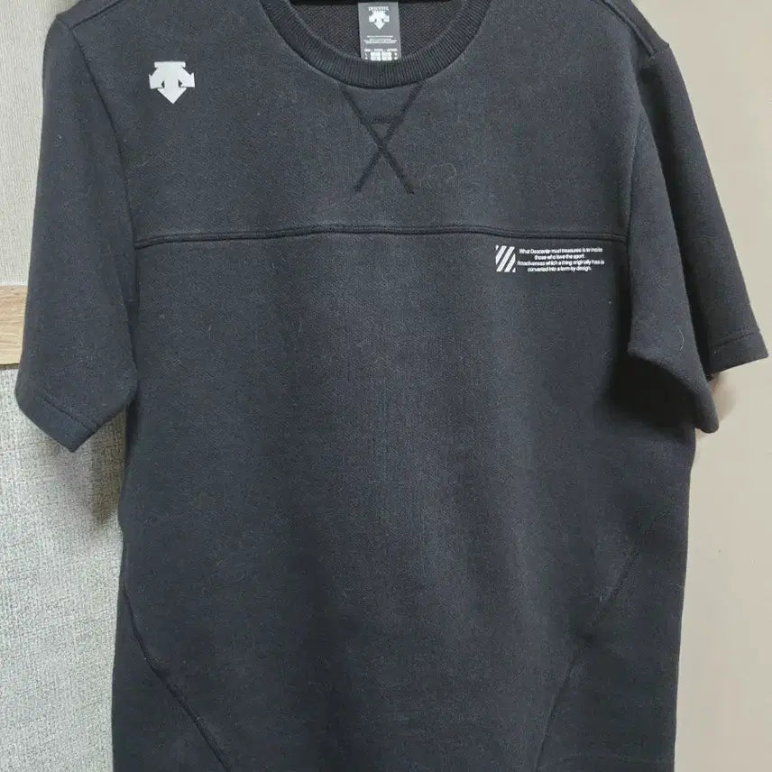 [BUNJANG] Descente Black Short Sleeve T-Shirt / 데상트 블랙 반팔 티셔츠