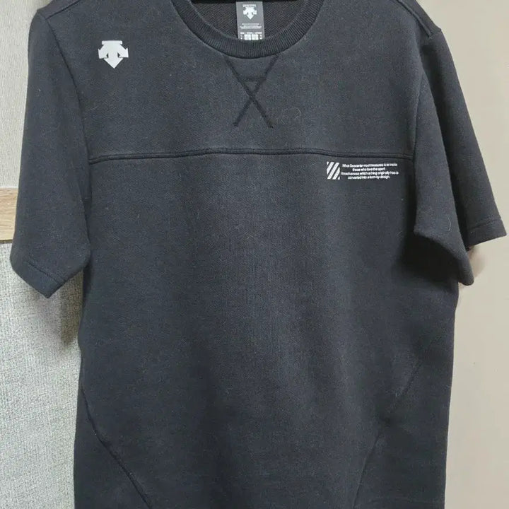 [BUNJANG] Descente Black Short Sleeve T-Shirt / 데상트 블랙 반팔 티셔츠