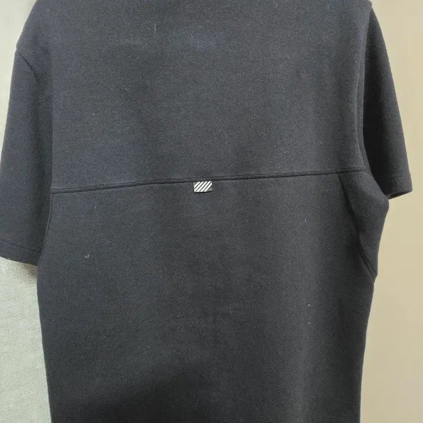 [BUNJANG] Descente Black Short Sleeve T-Shirt / 데상트 블랙 반팔 티셔츠