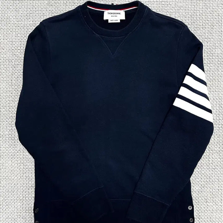 [BUNJANG] Thom Browne Diagonal Stripe Navy Sweatshirt Size 2 / [2/새상품] 25ss 톰브라운 사선완장 네이비 맨투맨