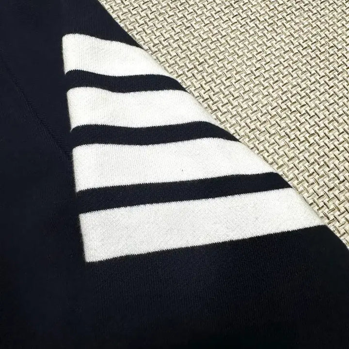 [BUNJANG] Thom Browne Diagonal Stripe Navy Sweatshirt Size 2 / [2/새상품] 25ss 톰브라운 사선완장 네이비 맨투맨