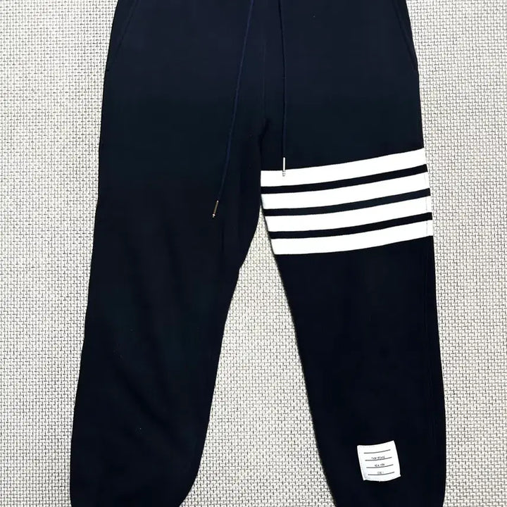 [BUNJANG] Thom Browne Diagonal Stripe Navy Jogger Pants Size 1 / [1/새상품급] 25ss 톰브라운 사선완장 네이비 조거팬츠