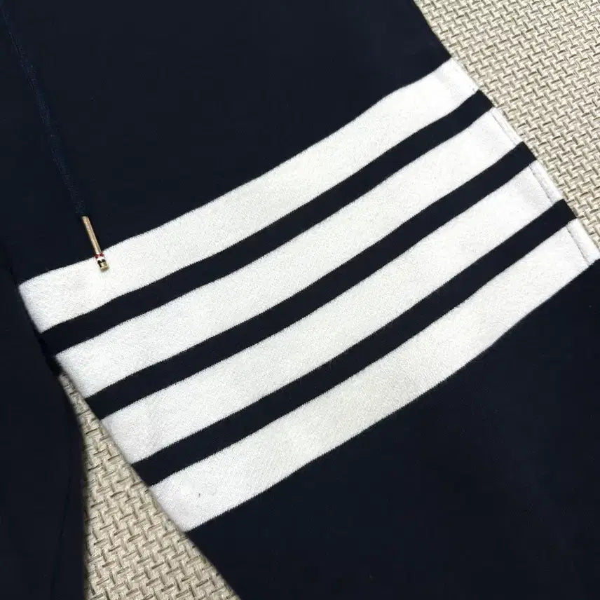 [BUNJANG] Thom Browne Diagonal Stripe Navy Jogger Pants Size 1 / [1/새상품급] 25ss 톰브라운 사선완장 네이비 조거팬츠