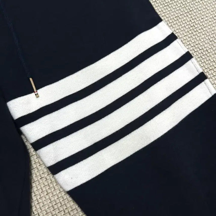 [BUNJANG] Thom Browne Diagonal Stripe Navy Jogger Pants Size 1 / [1/새상품급] 25ss 톰브라운 사선완장 네이비 조거팬츠
