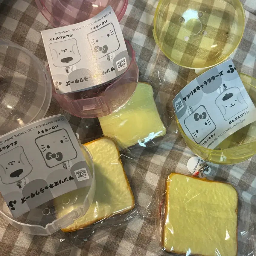 [BUNJANG] Sanrio Fuwa Fuwa Bakery Squishy Gacha - Hangyodon, Kitty (Sealed) / 산리오 후와후와 폭신 식빵 베이커리 스퀴시 가챠 키링 미개봉