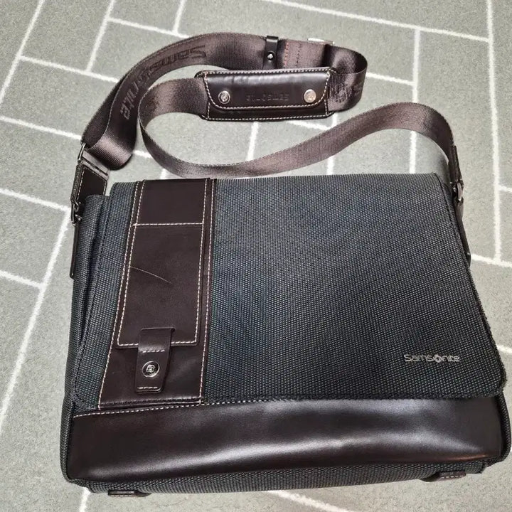 [BUNJANG] Samsonite Navy Leather Blend Crossbody Messenger Bag / 샘소나이트 네이비 크로스백 메신저백(가죽혼합)