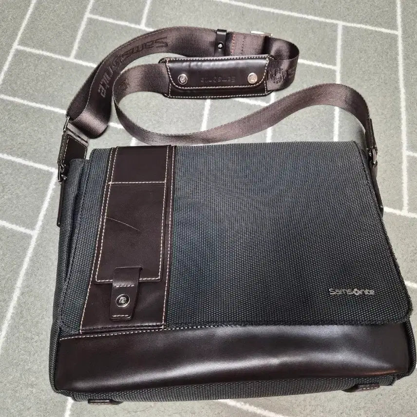 [BUNJANG] Samsonite Navy Leather Blend Crossbody Messenger Bag / 샘소나이트 네이비 크로스백 메신저백(가죽혼합)