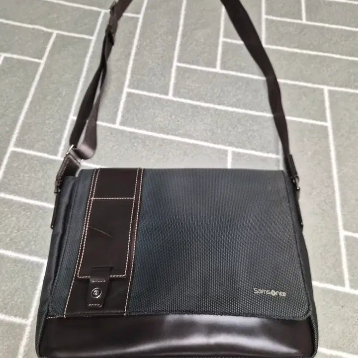 [BUNJANG] Samsonite Navy Leather Blend Crossbody Messenger Bag / 샘소나이트 네이비 크로스백 메신저백(가죽혼합)