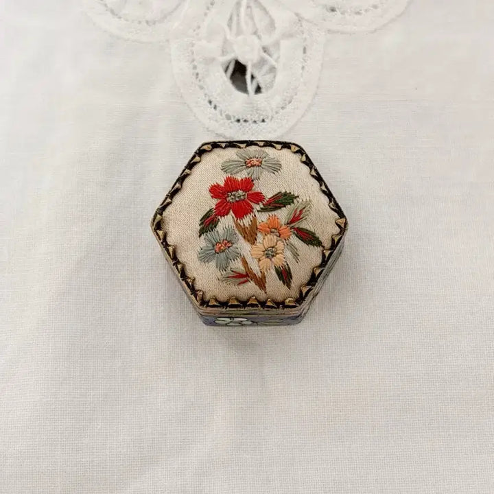 [BUNJANG] Vintage Embroidered Hexagonal Trinket Box / 빈티지 자수 육각 트링켓