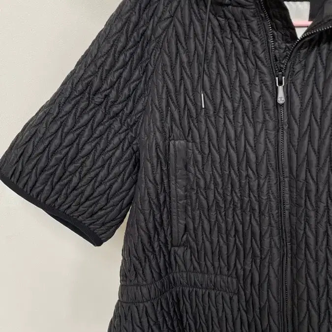[BUNJANG] J BY Short Padded Half-Sleeve Hooded Jacket Black / J BY 숏패딩 반팔 블랙 후드 패딩