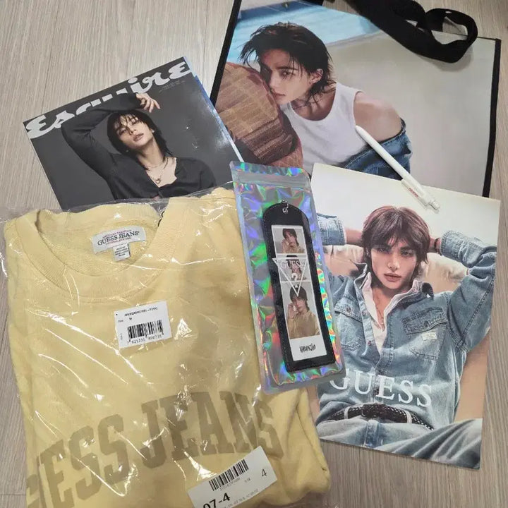 [BUNJANG] Guess Hyunjin Sweatshirt M, Tapulin Bag, Keychain, Catalog, Ballpoint Pen &amp; Esquire Magazine Bundle / 게스 현진 맨투맨 M+타포린백, 키링, 카달로그, 볼펜+에스콰이어 잡지