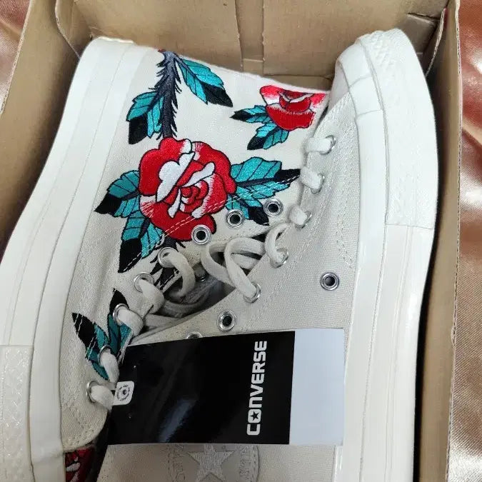 [BUNJANG] Converse Chuck Taylor All Star High Top Rose Embroidery Sneakers White / 새상품 남여공용 컨버스 척테일러 하이 로즈 자수 화이트 260
