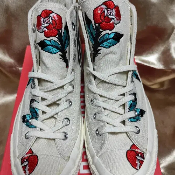 [BUNJANG] Converse Chuck Taylor All Star High Top Rose Embroidery Sneakers White / 새상품 남여공용 컨버스 척테일러 하이 로즈 자수 화이트 260