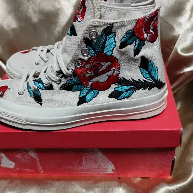 [BUNJANG] Converse Chuck Taylor All Star High Top Rose Embroidery Sneakers White / 새상품 남여공용 컨버스 척테일러 하이 로즈 자수 화이트 260