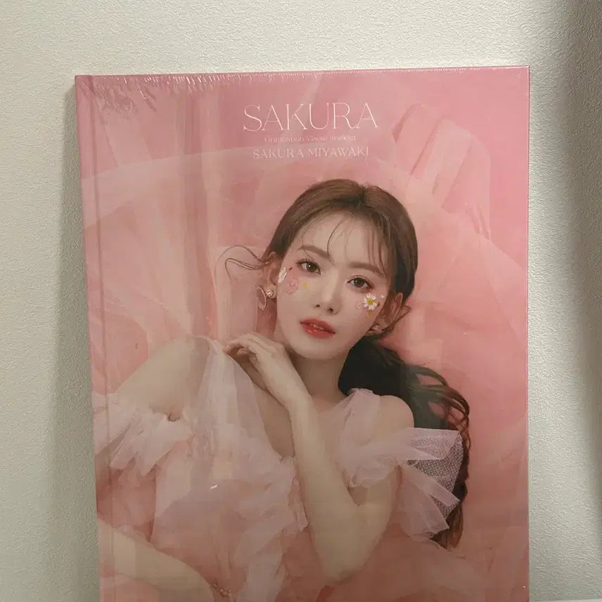 [BUNJANG] Sakura Miyawaki Graduation Photobook (Sealed) / 미야와키 사쿠라 졸업 포토북(미개봉)