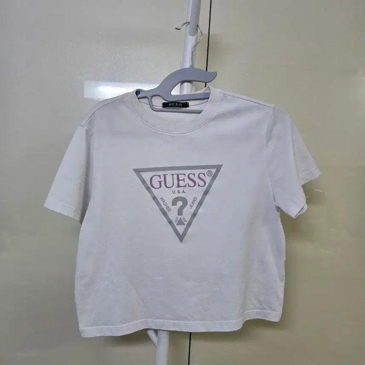 [BUNJANG] Guess Triangle Logo Short Sleeve T-Shirt White / 게스 삼각 로고 반팔 티셔츠 화이트