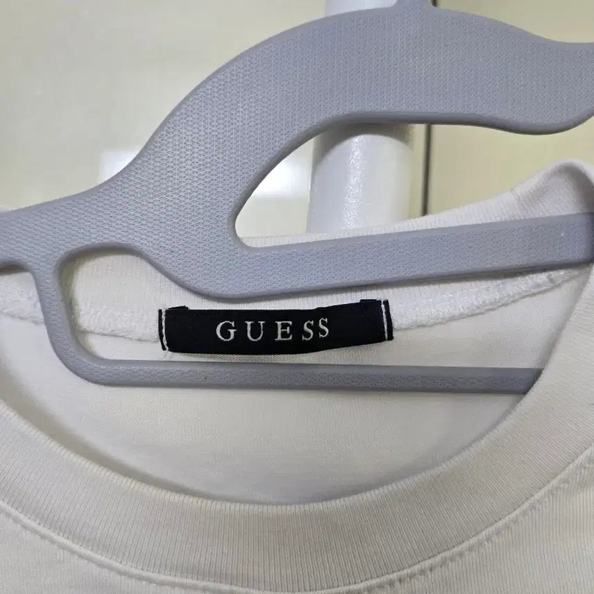 [BUNJANG] Guess Triangle Logo Short Sleeve T-Shirt White / 게스 삼각 로고 반팔 티셔츠 화이트