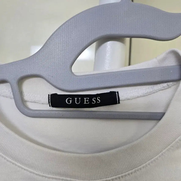 [BUNJANG] Guess Triangle Logo Short Sleeve T-Shirt White / 게스 삼각 로고 반팔 티셔츠 화이트