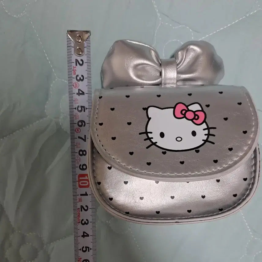[BUNJANG] Hello Kitty Mini Crossbody Bag / 키티 미니 크로스백 팝니당.(배송비 본인)