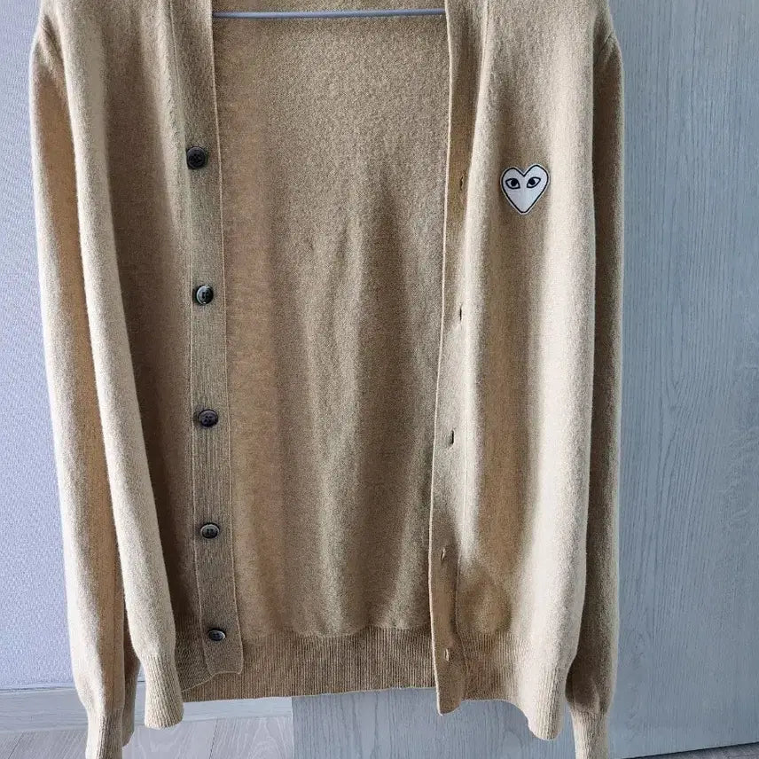 [BUNJANG] Comme des Garçons Cardigan Beige White Emblem M / 꼼데 가디건 베이지 화이트와펜M