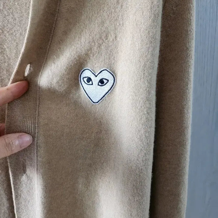 [BUNJANG] Comme des Garçons Cardigan Beige White Emblem M / 꼼데 가디건 베이지 화이트와펜M