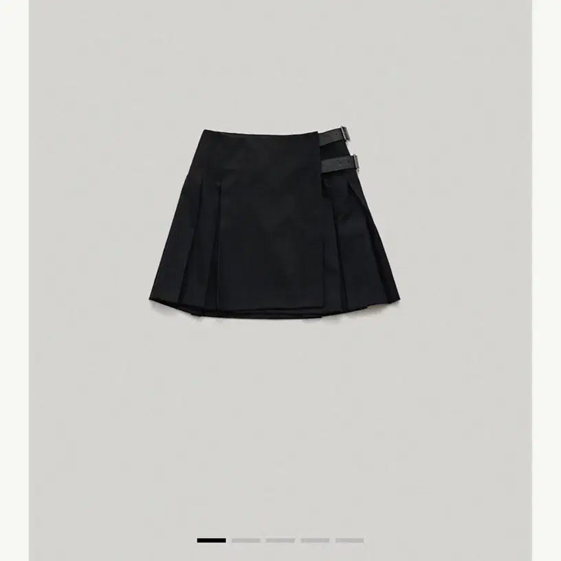 [BUNJANG] TheBarnet Black Buckle Pleated Mini Skirt / 더바넷 블랙 버클 플리츠 미니 스커트 (chers mini skirt