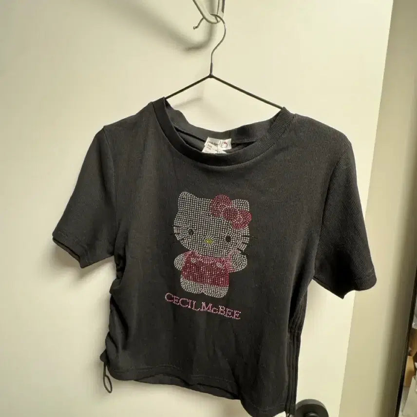 [BUNJANG] Hello Kitty x Cecil Mcbee Collaboration Cubic Short Sleeve T-Shirt / 키티 세실맥비 콜라보 반팔티