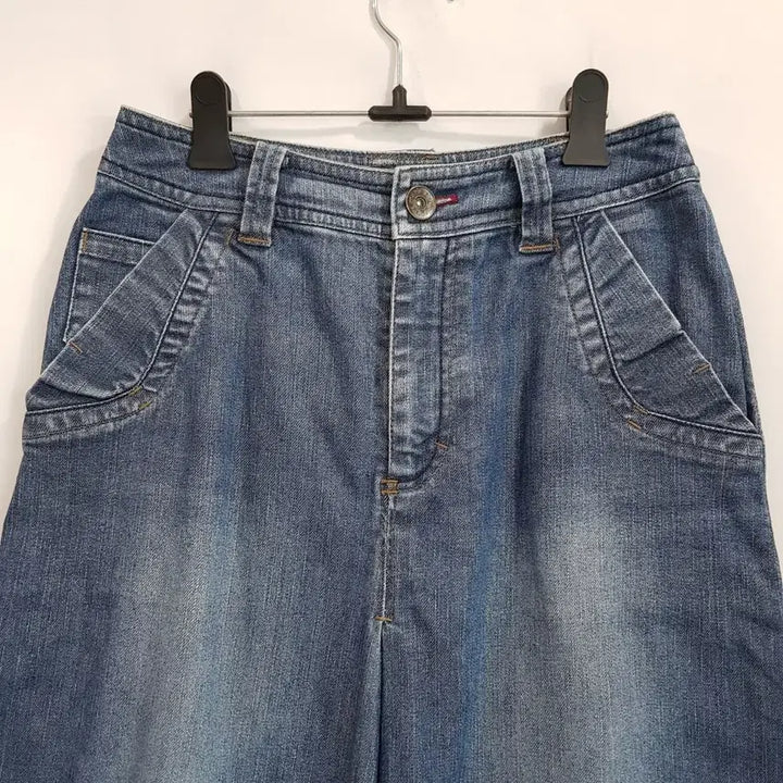 [BUNJANG] Vintage Y2K Mid-Wash Denim Midi Skirt with Panel Detail / 빈티지 y2k 중청 워싱 절개 스판 데님 미디 스커트 여25 Q601