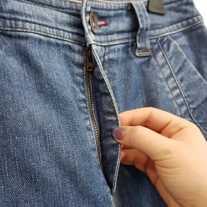 [BUNJANG] Vintage Y2K Mid-Wash Denim Midi Skirt with Panel Detail / 빈티지 y2k 중청 워싱 절개 스판 데님 미디 스커트 여25 Q601