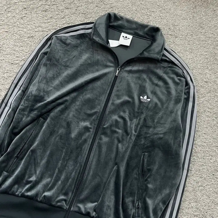 [BUNJANG] Adidas Velvet Track Top (Fits 105-110) / [105-110] 아디다스 벨벳트랙탑