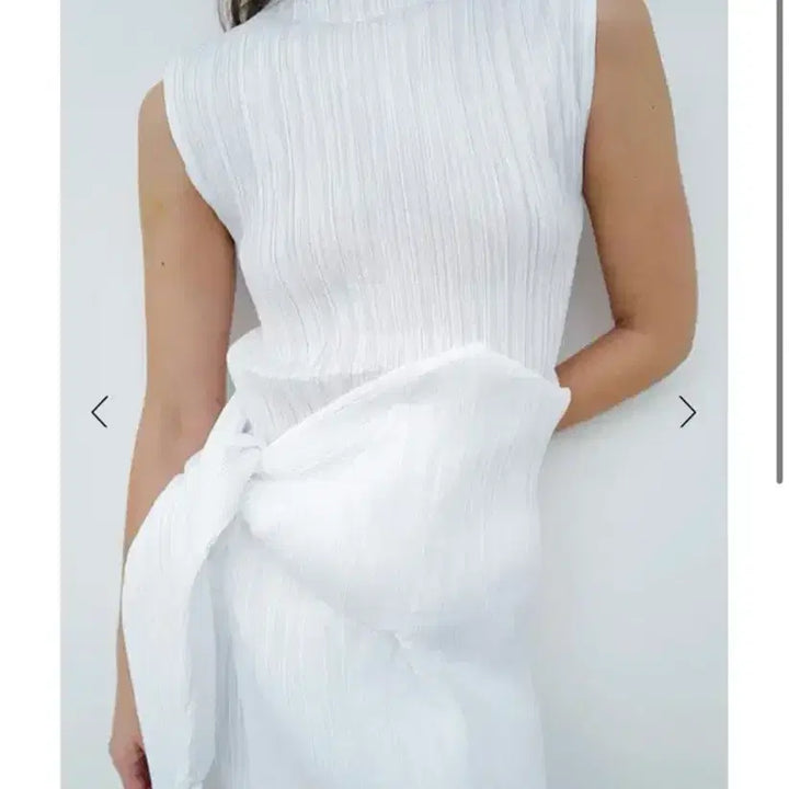 [BUNJANG] Russeptmber Pleated Mock Neck Sleeveless Top - White / Pleated Mock Neck Sleeveless Top - White