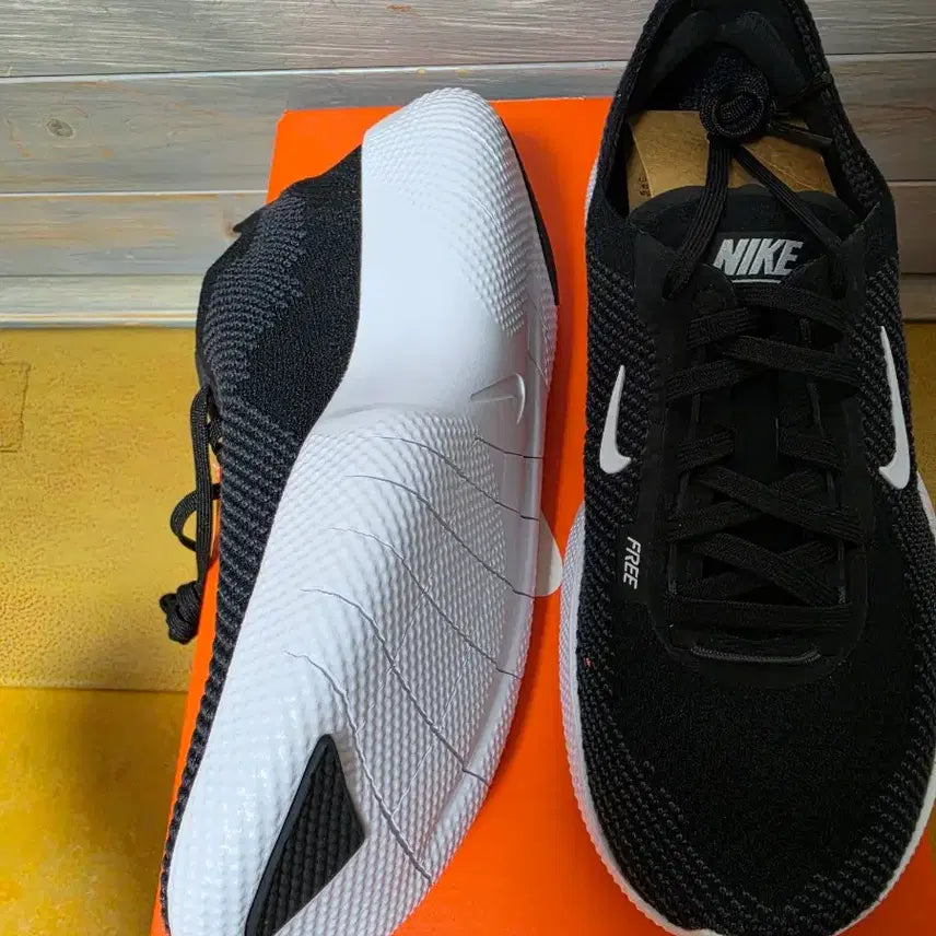 [BUNJANG] Nike Free 2025 Running Shoes / 나이키 프리2025  가볍고편한신발 240 박스채새것