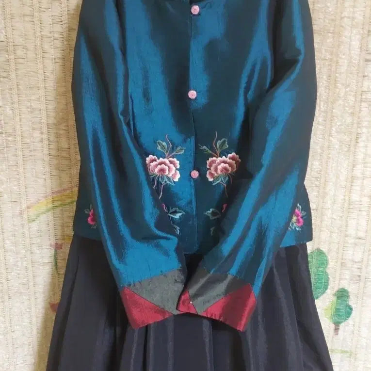 [BUNJANG] KDC.Kkam Embroidered Flower Two-Piece Set (Jacket + Dress) / KDC깜)꽃 자수 투피스 세트 원피스 +자켓