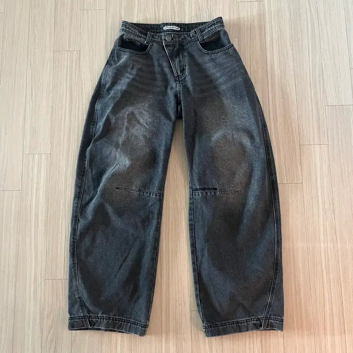 [BUNJANG] Attitude Attitude Curved Line Washing Wide Denim Pants / 애티튜드 애티튜드 커브드 라인 워싱 와이드 데님 팬츠