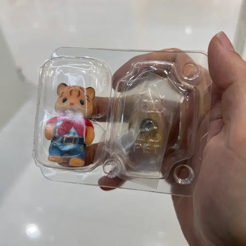 [BUNJANG] Sylvanian Families Blind Pack Tiger Hat Toy / 실바니안 블라인드팩 모자쓴 호랑이