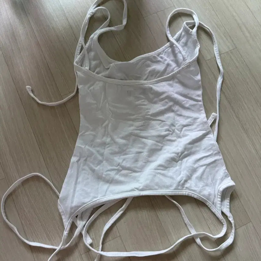 [BUNJANG] KOSEIO Halter Strap Sleeveless White / 코이세이오 HALTER STRAP SLEEVELESS WHITE 팝니다