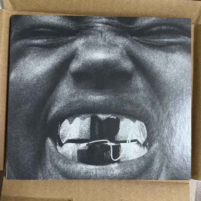[BUNJANG] Kanye West Bully Autographed CD / 칸예 bully 친필싸인 cd