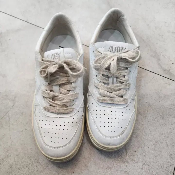[BUNJANG] Autry Medalist White Sneakers / 오트리 메달리스트 화이트 스니커즈