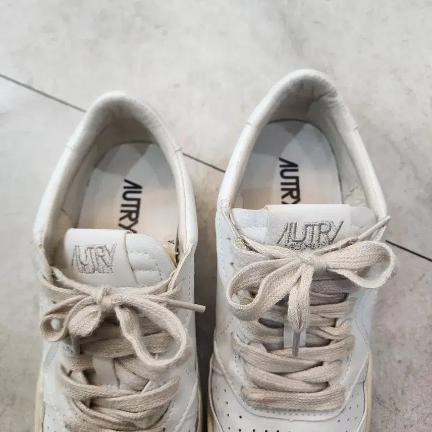[BUNJANG] Autry Medalist White Sneakers / 오트리 메달리스트 화이트 스니커즈