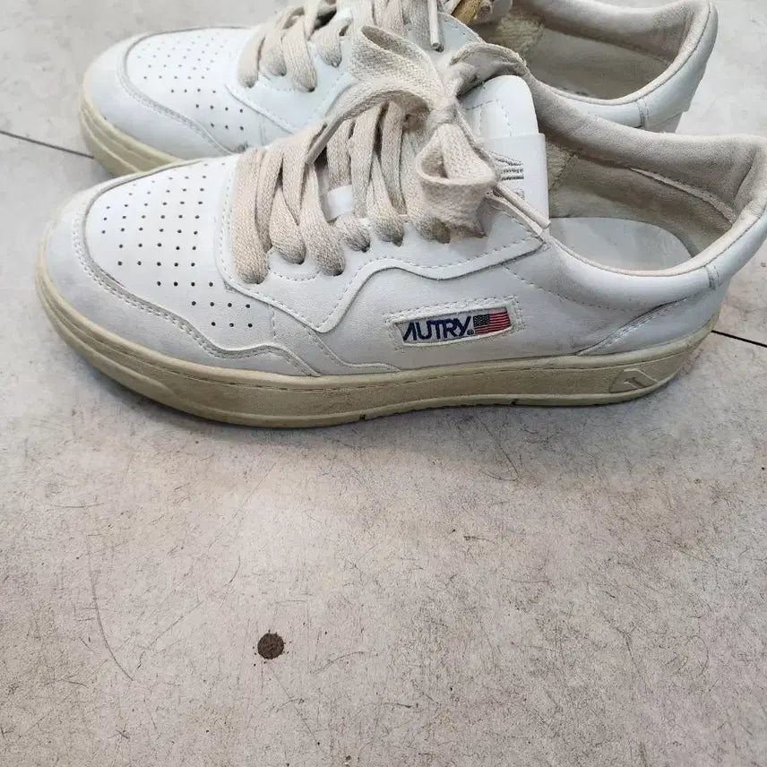 [BUNJANG] Autry Medalist White Sneakers / 오트리 메달리스트 화이트 스니커즈