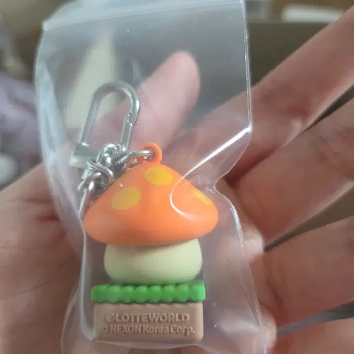 [BUNJANG] MapleStory x Lotte World Collaboration Keychain Gacha Full Set / 롯데월드X메이플 랜덤피규어키링 가챠 4종 풀세트