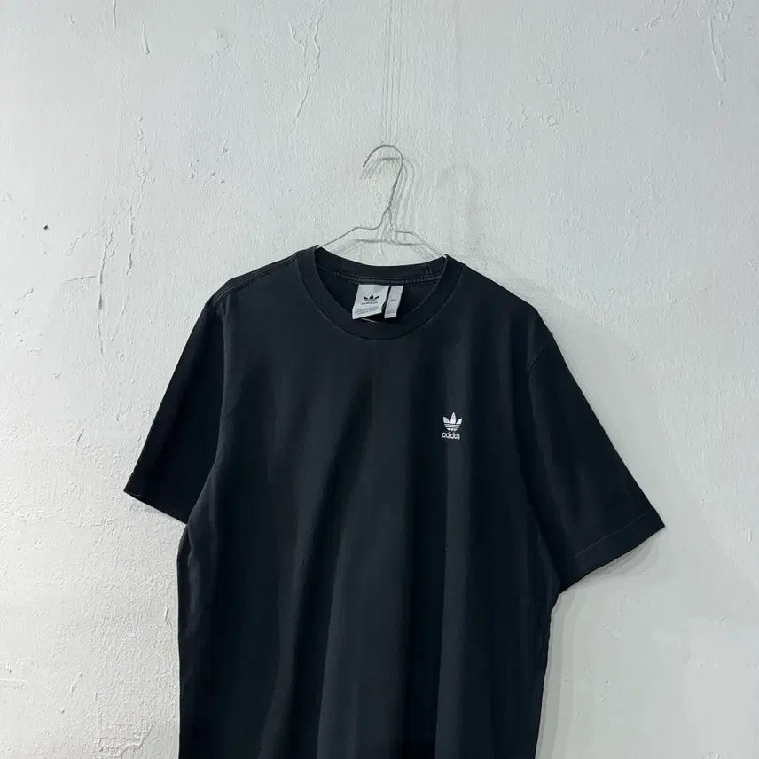 [BUNJANG] Adidas Black and White Short Sleeve T-Shirt Size 105 / 아디다스 검흰 반팔티 105