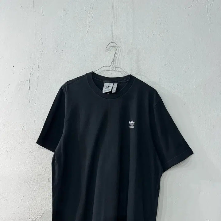 [BUNJANG] Adidas Black and White Short Sleeve T-Shirt Size 105 / 아디다스 검흰 반팔티 105