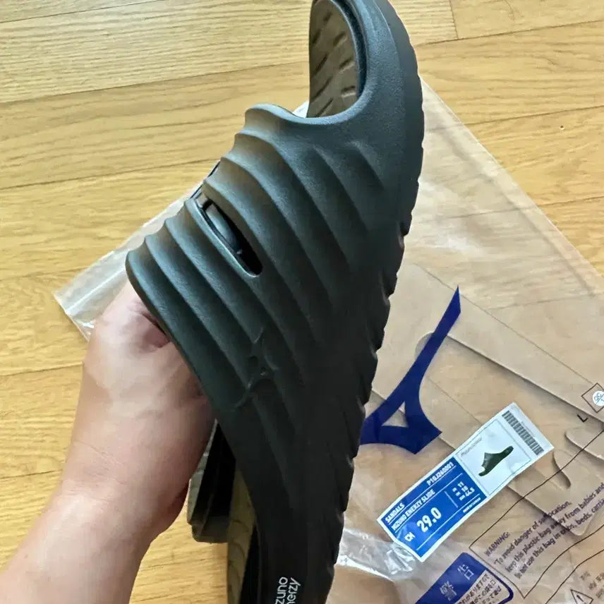 [BUNJANG] Mizuno Energy Slide Black Shoes Size 290 / 미즈노 에너지 슬라이드 블랙 290