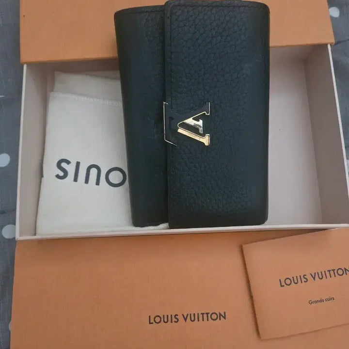 [BUNJANG] Louis Vuitton Capucines Compact Wallet / 루이비통 카퓌신 컴팩트 월릿 풀박스