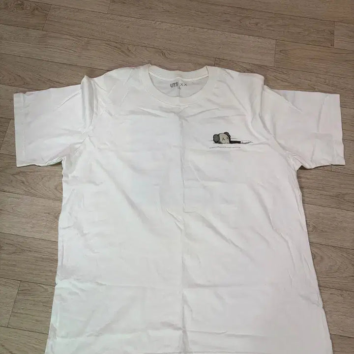 [BUNJANG] Uniqlo x Kaws UT Short Sleeve T-Shirt White XL / (XL) 유니클로 UT 카우스 반팔 화이트
