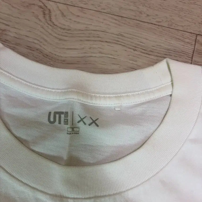 [BUNJANG] Uniqlo x Kaws UT Short Sleeve T-Shirt White XL / (XL) 유니클로 UT 카우스 반팔 화이트