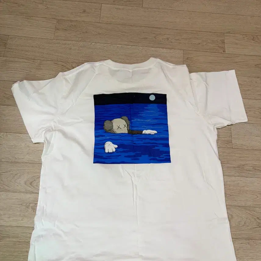 [BUNJANG] Uniqlo x Kaws UT Short Sleeve T-Shirt White XL / (XL) 유니클로 UT 카우스 반팔 화이트